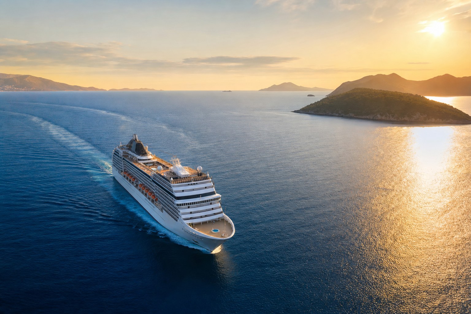 Nave da crociera al tramonto su mare aperto, partenza Mediterraneo